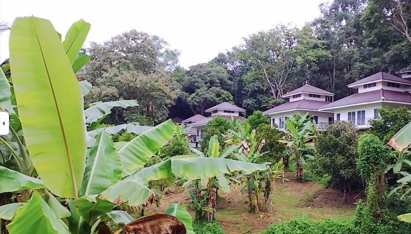 Buildings on grounds at Dhamma Kañcana Meditation Retreat in Kanchanaburi.